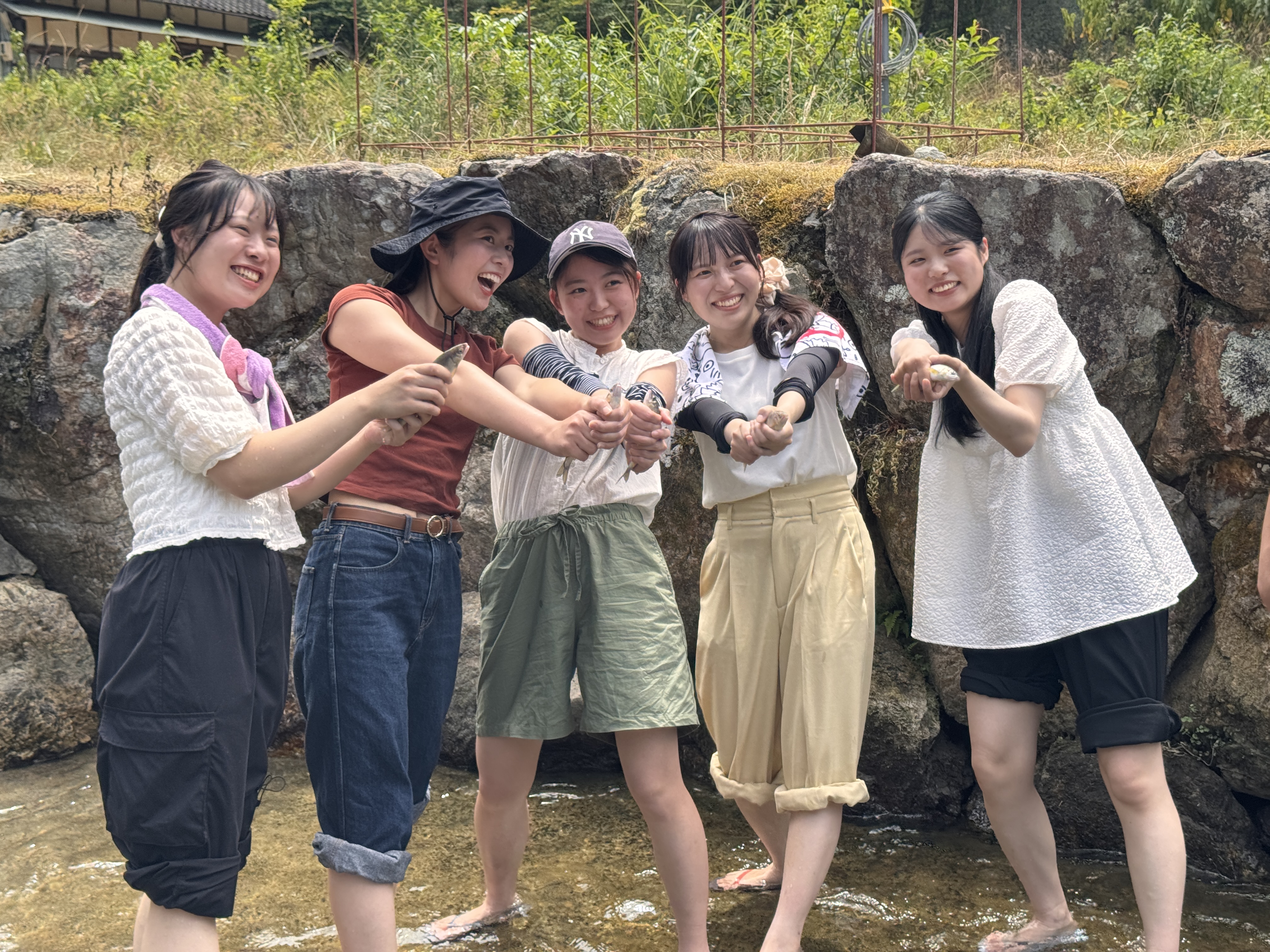 鮎のつかみ取りを楽しむ子どもたち