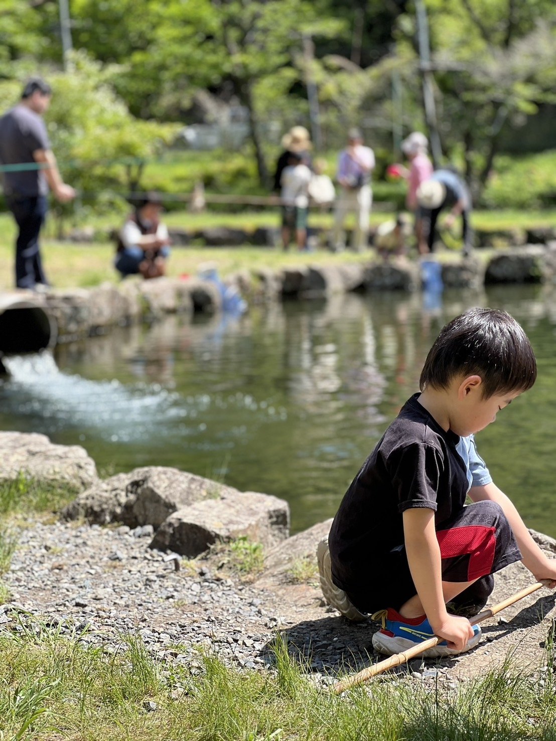 豊かな自然の中で笑顔を見せる親子